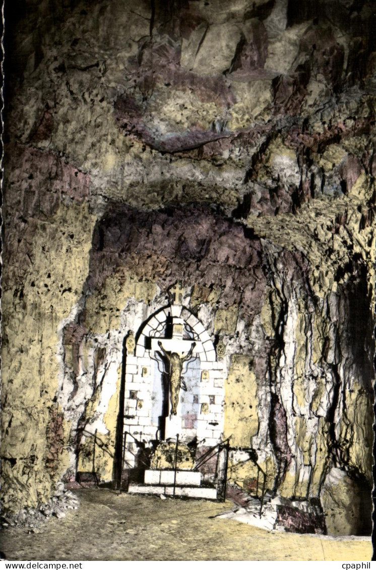 CPA Grottes Historiques Des Naours La Salle Du Calvaire