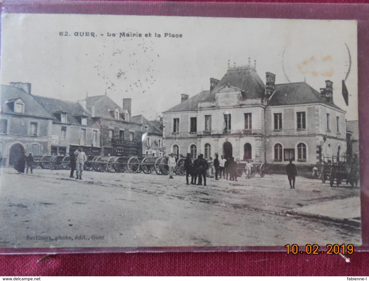 CPA - Guer - La Mairie et la Place