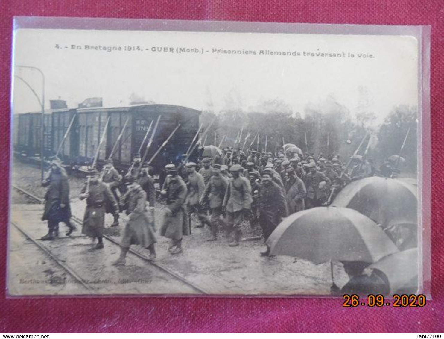 CPA - Guer - Prisonniers Allemands traversant la voie