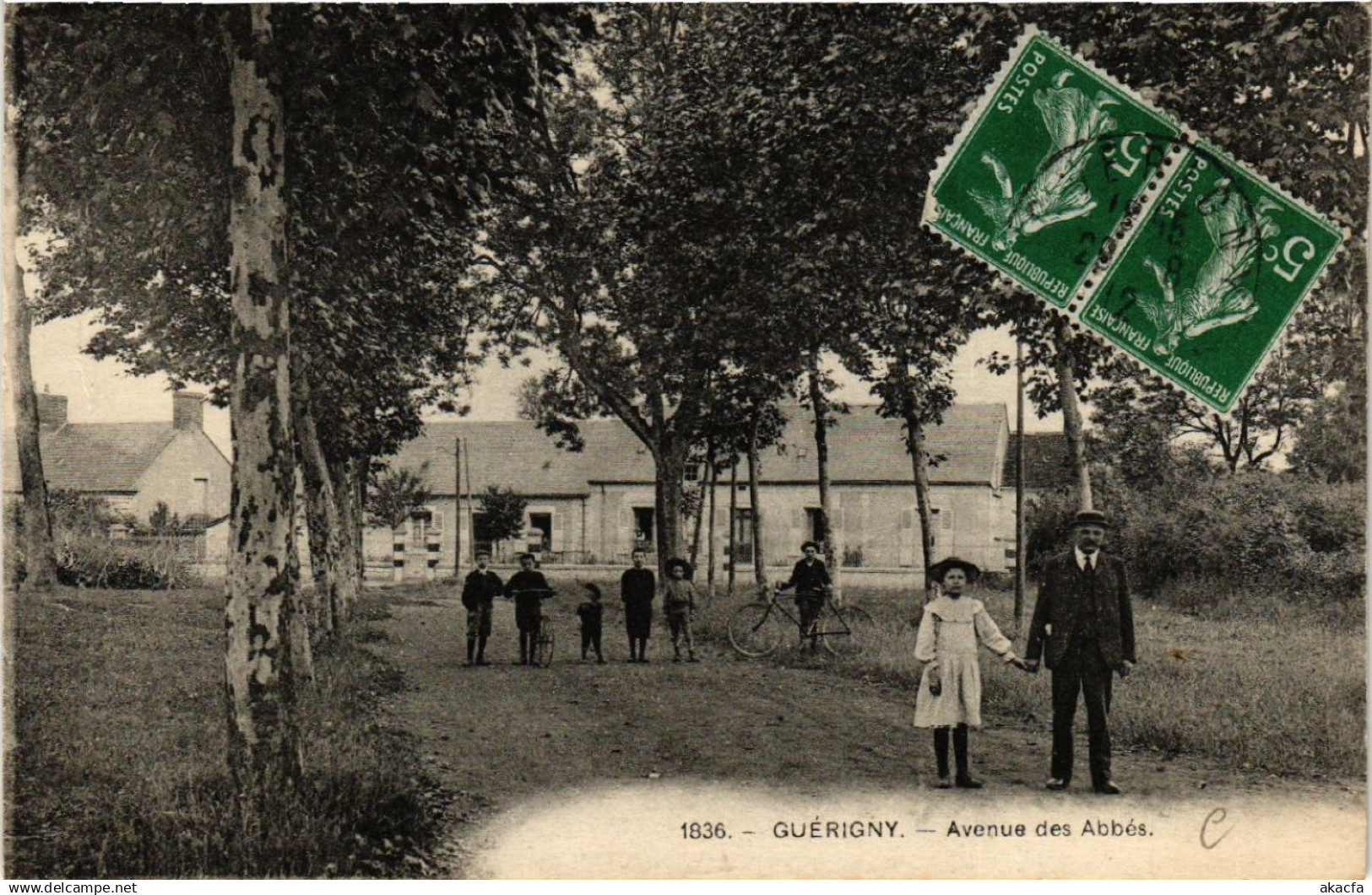 CPA GUERIGNY - Avenue des Abbes (457379)