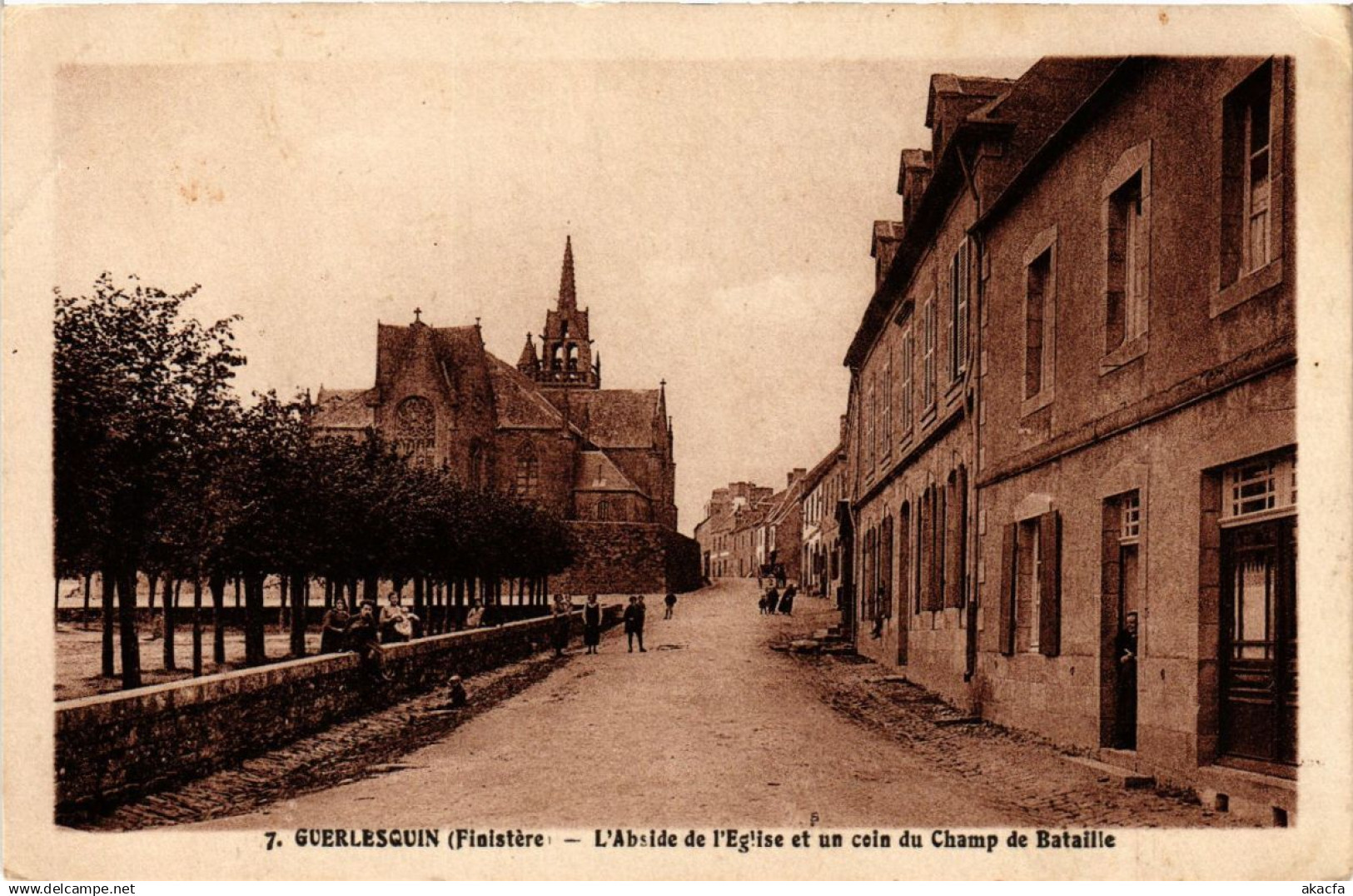 CPA Guerlesquin (Finistere) - L'Abside de l'Église et un coin du Champ (252948)