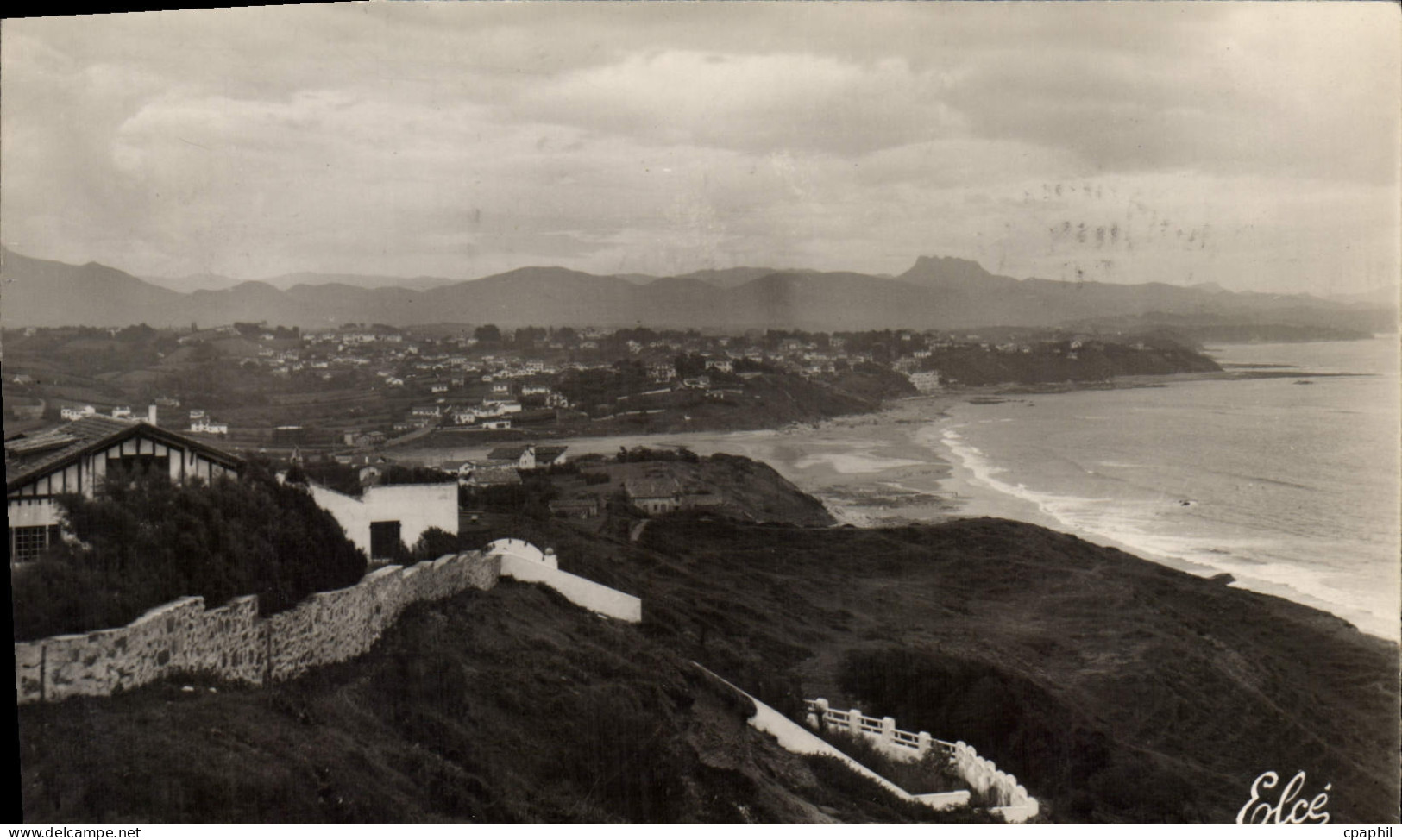 CPA Guethary Basses Pyrenees Vue sur la Plage et sur Guethary Au fond les trois Couronnes