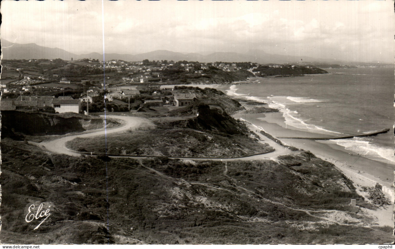 CPA Guethary Vue generale de la Plage Au fond les Monts Espagnols