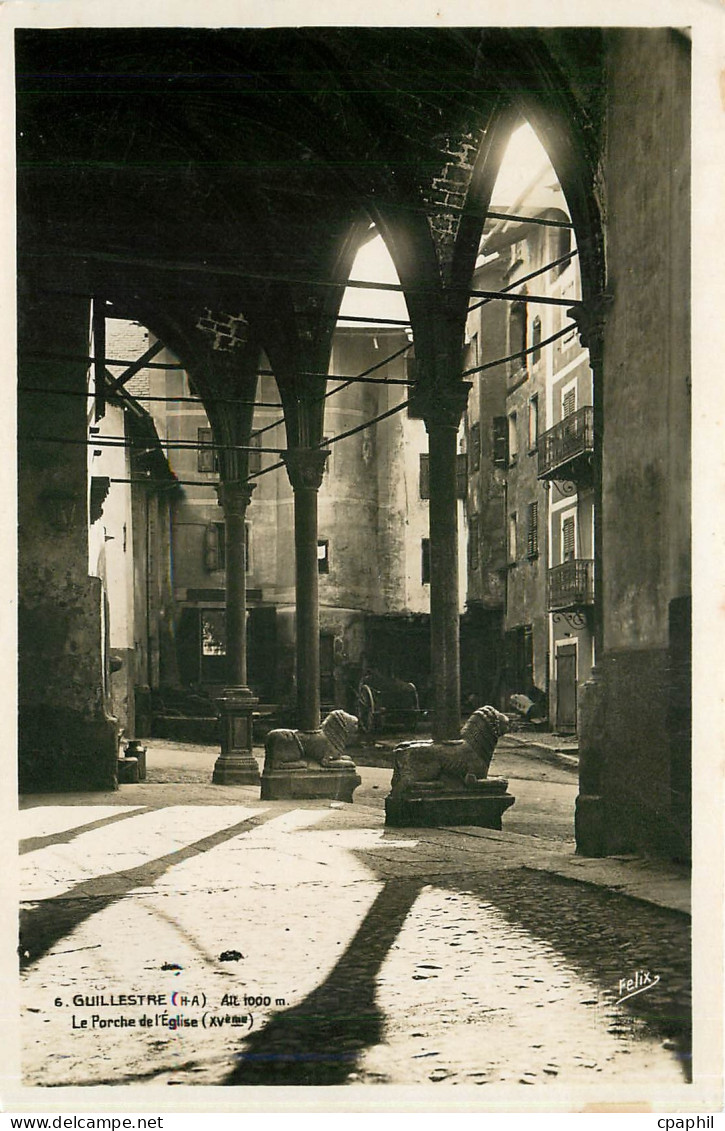 CPA Guillestre Le Porche de l'Eglise