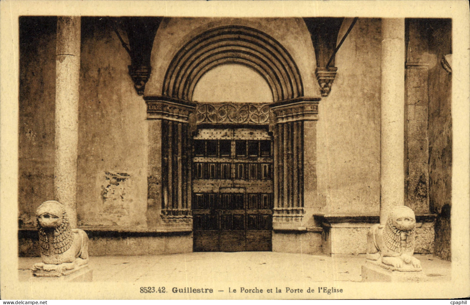 CPA Guillestre Le Porche et la Porte de L'Eglise