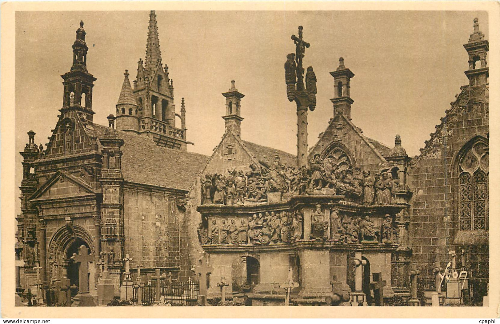 CPA Guimiliau Finistere Le Calvaire et l'Eglise