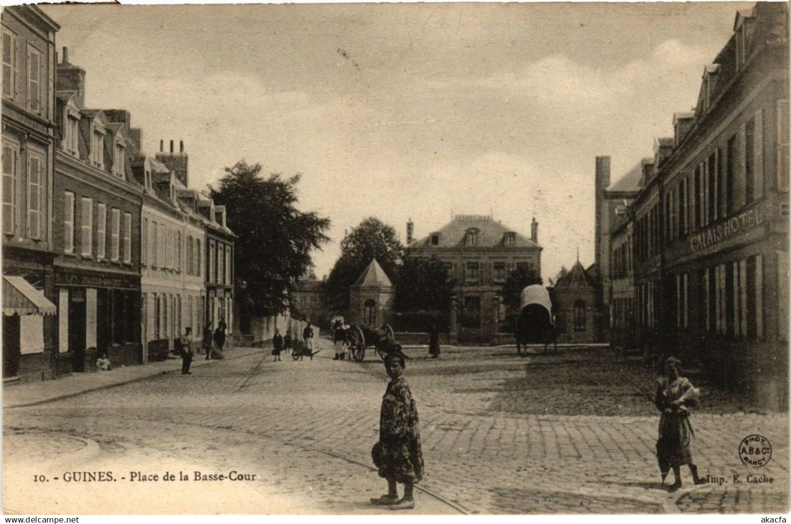 CPA GUINES Place de la Basse-Cour (376071)