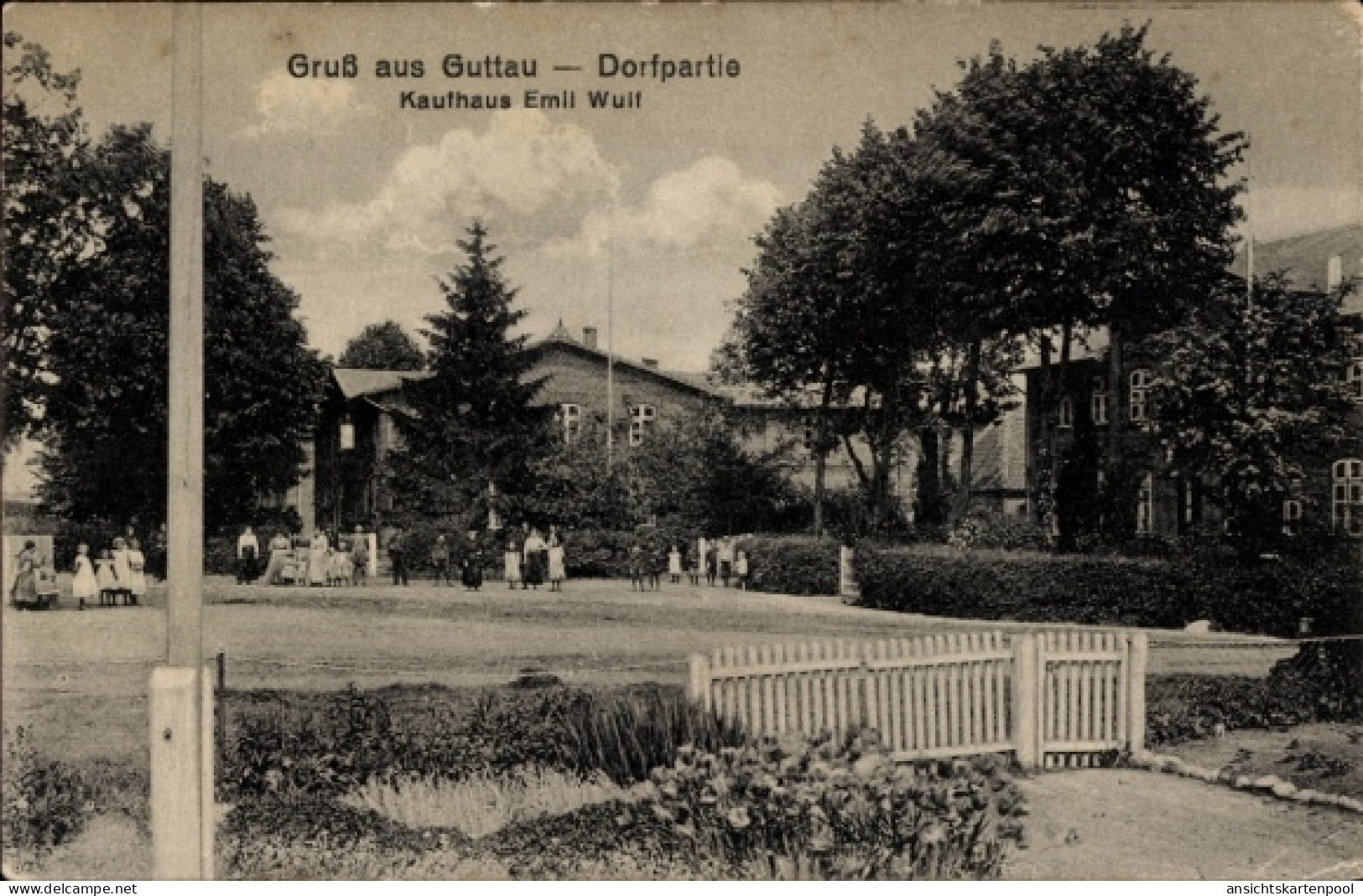 CPA Guttau Malschwitz in der Oberlausitz, Kaufhaus, Passanten