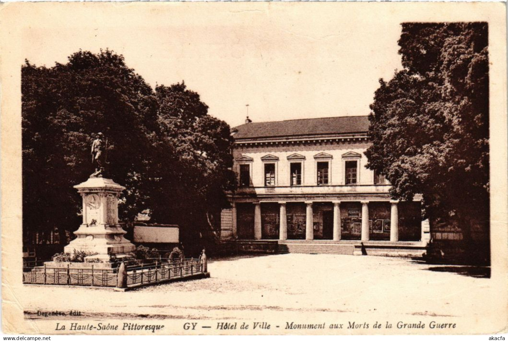 CPA Gy Hotel de Ville Mon. aux Morts (1273881)