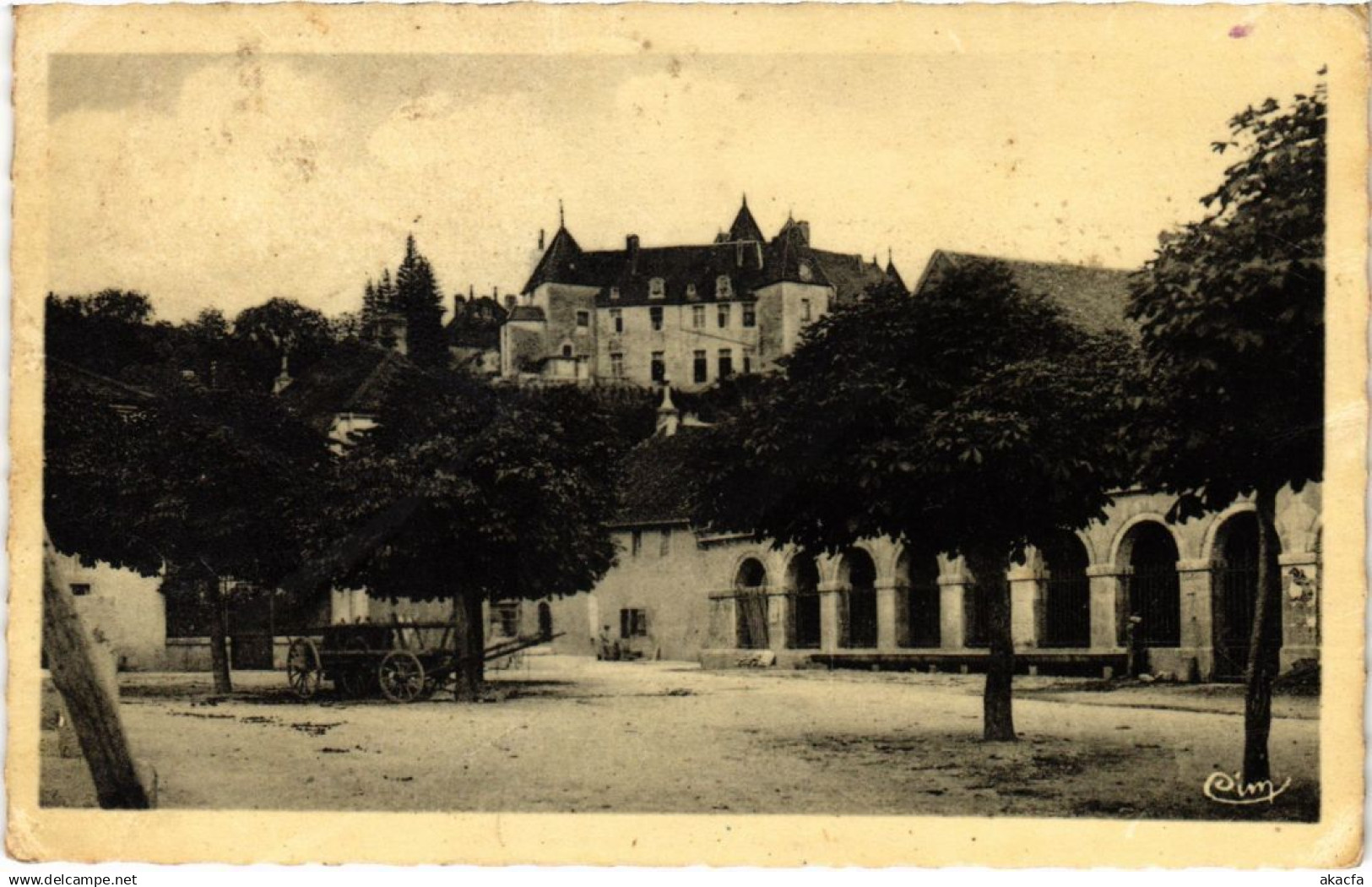 CPA Gy Place de la Republique et vieux Chateau (1273728)