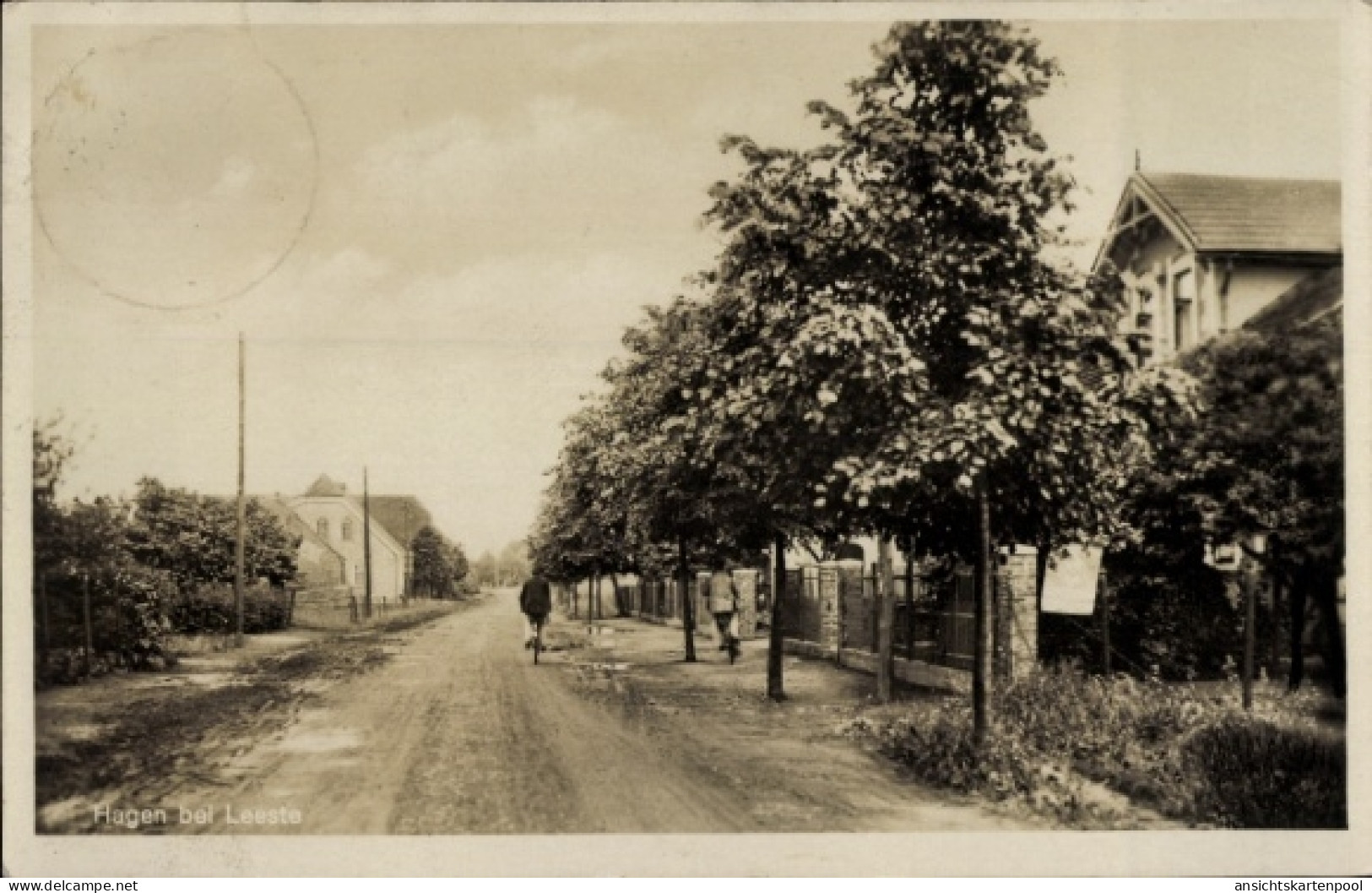 CPA Hagen Leeste Weyhe Niedersachsen, Straße mit Bäumen, Radfahrer