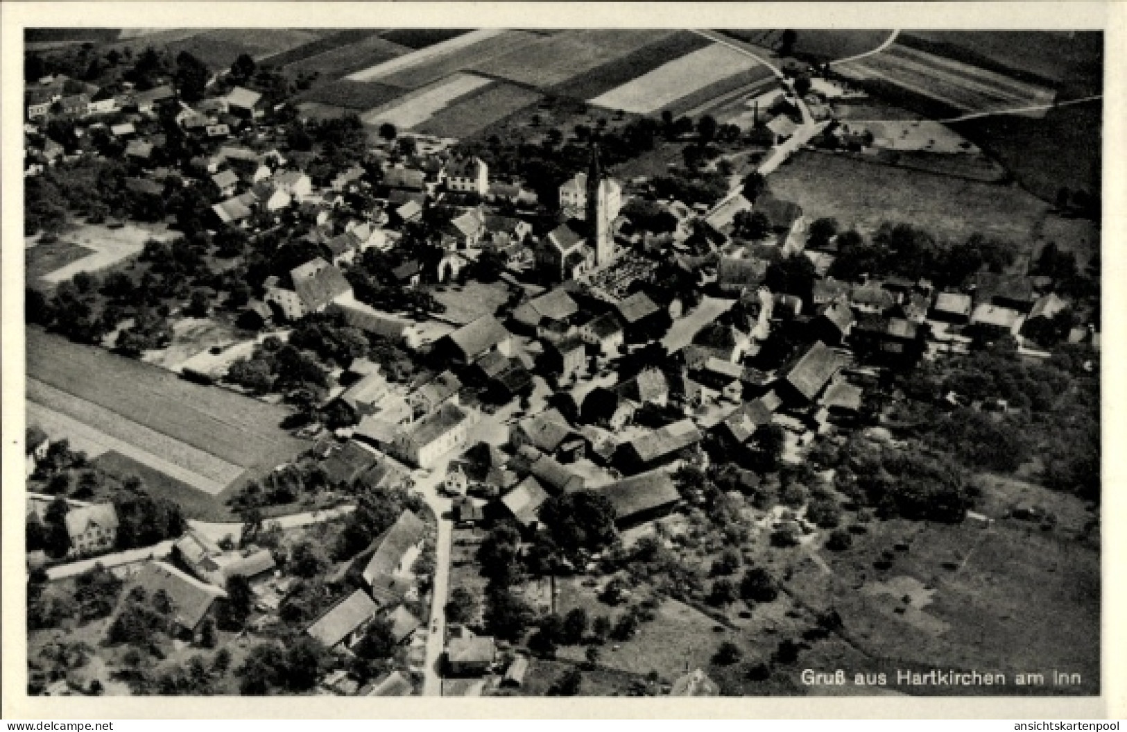CPA Hartkirchen Pocking in Niederbayern, Luftaufnahme von Häuser, Kirche, Felder