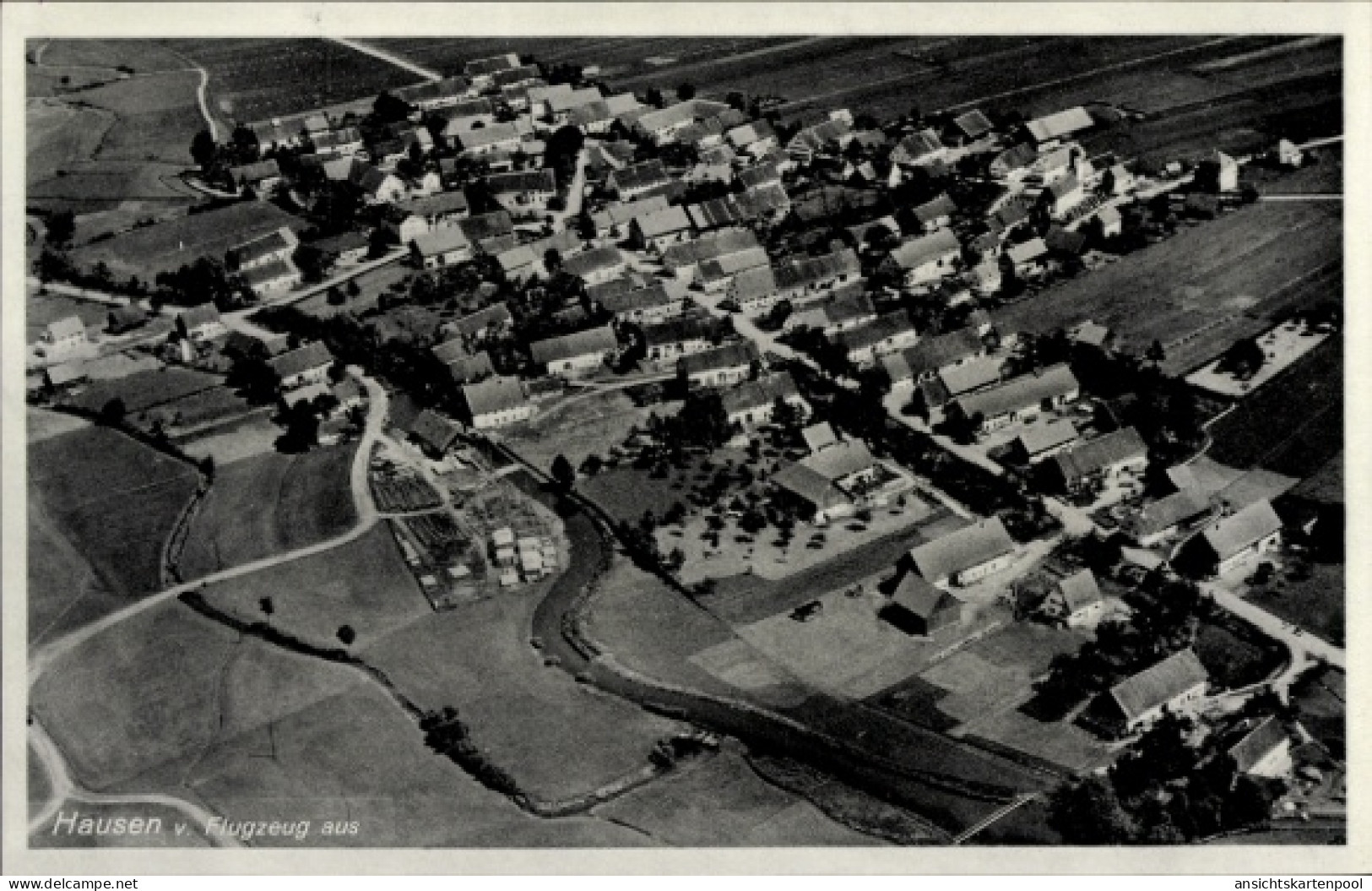 CPA Hausen (bei Offenbach) Obertshausen Hessen, Luftaufnahme des Dorfes landwirtschaftliche Fläch