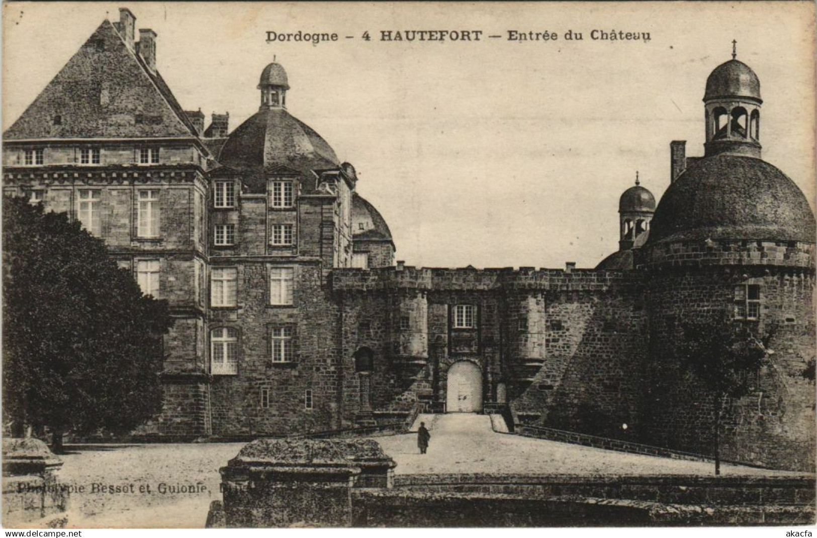 CPA Hautefort - Entree du Chateau (1081437)