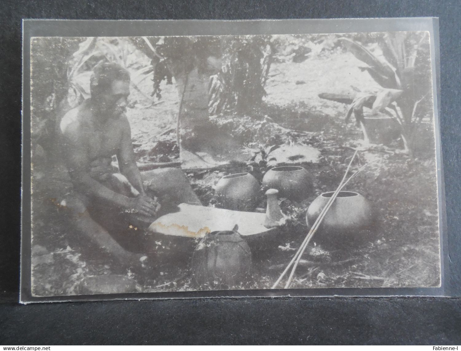 CPA - Hawaï - Poi pounder in old Hawai, circa 1890