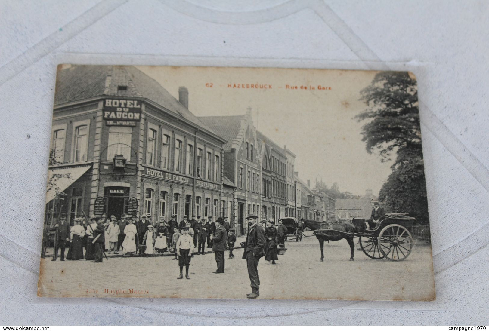 CPA - HAZEBROUCK ( NORD DUNKERQUE ) - RUE DE LA GARE ( HOTEL DU FAUCON - ATTELAGE - ANIMATION )
