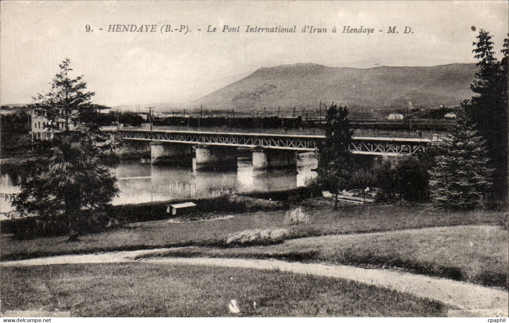 CPA Hendaye Le pont international d'Irun a Hendaye