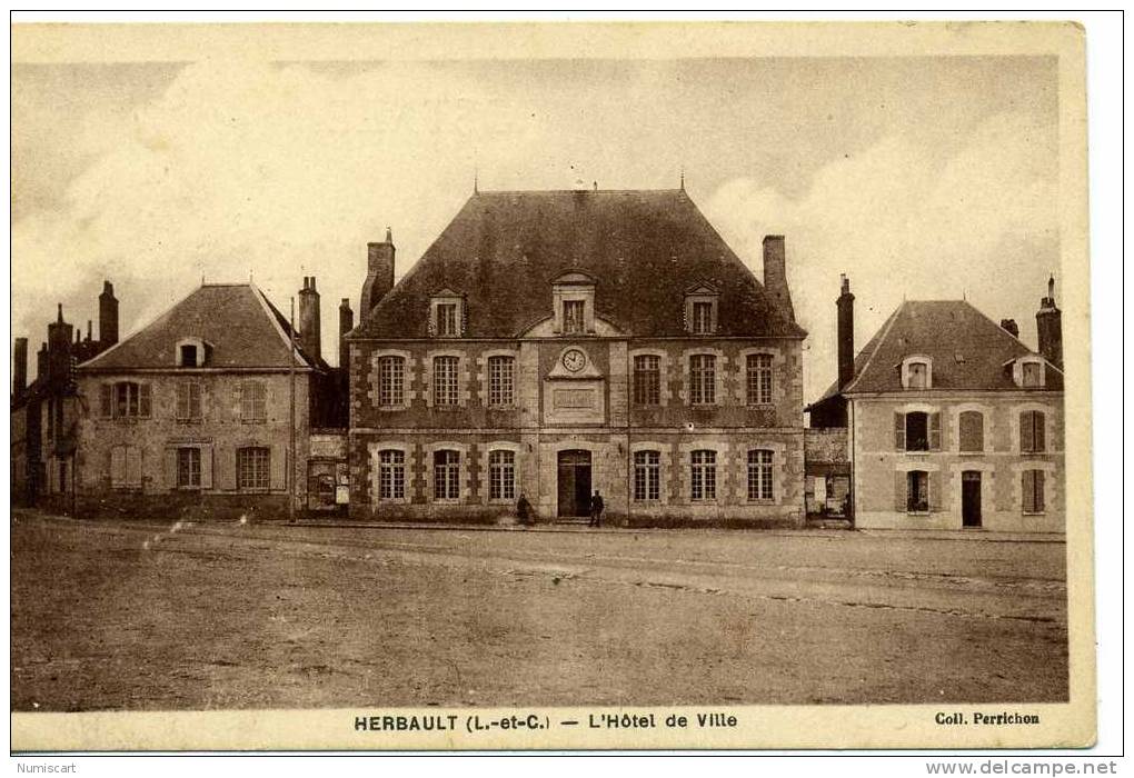 CPA...HERBAULT...ANIMEE...L'HOTEL DE VILLE...