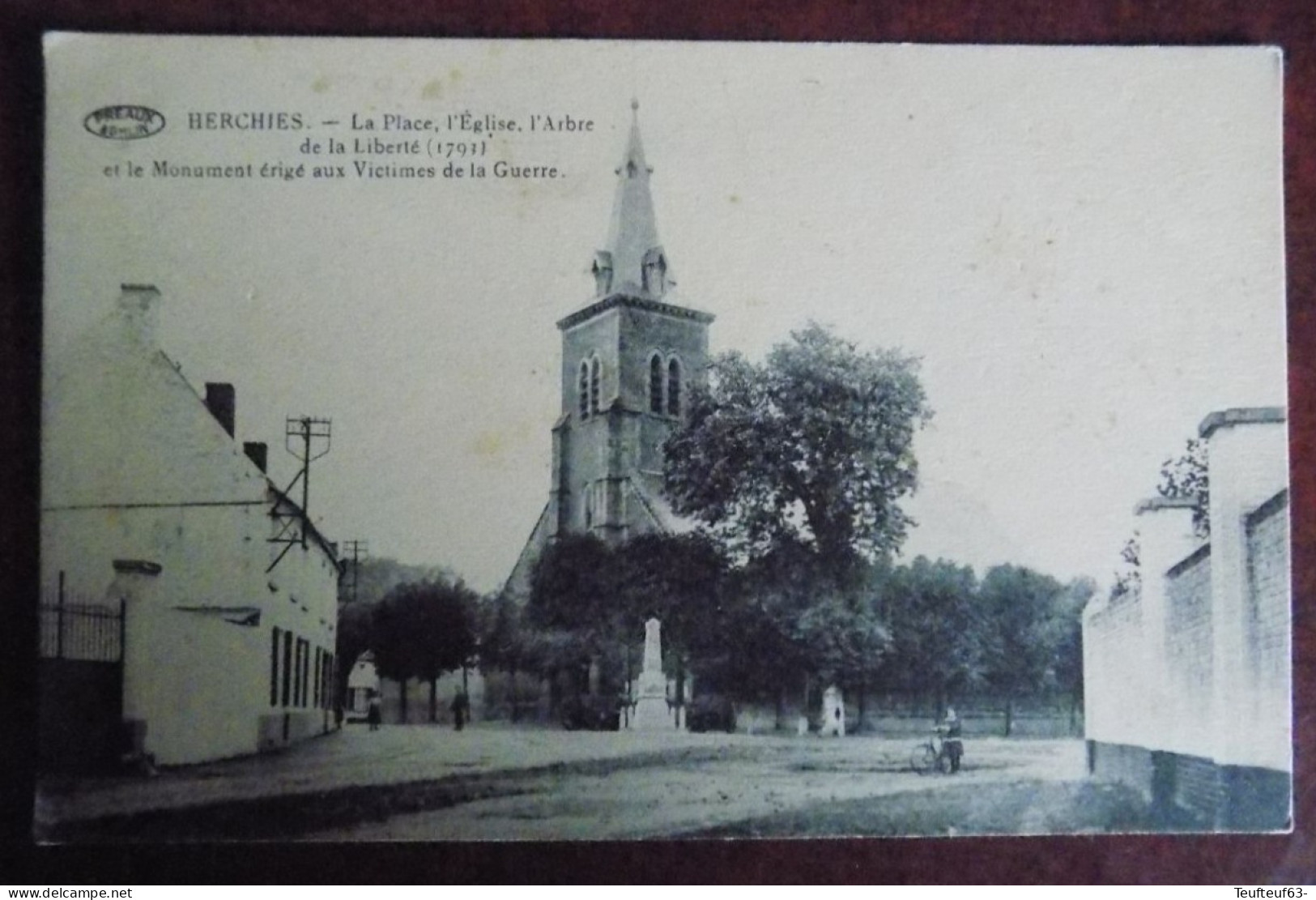 Cpa Herchies : la place , l'église , l'arbre de la Liberté et le monument aux victimes de la guerre