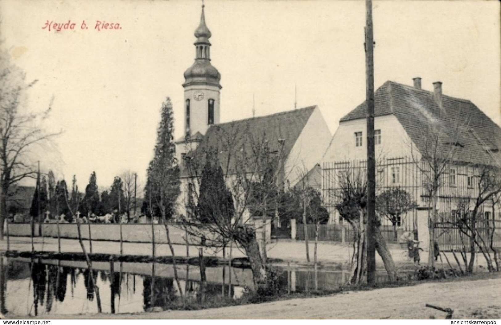 CPA Heyda Hirschstein Sachsen, Schwarz-Weiß-Bild, Kirche, Wohngebäude, Wasser, Bäume, Heyda b. Rie