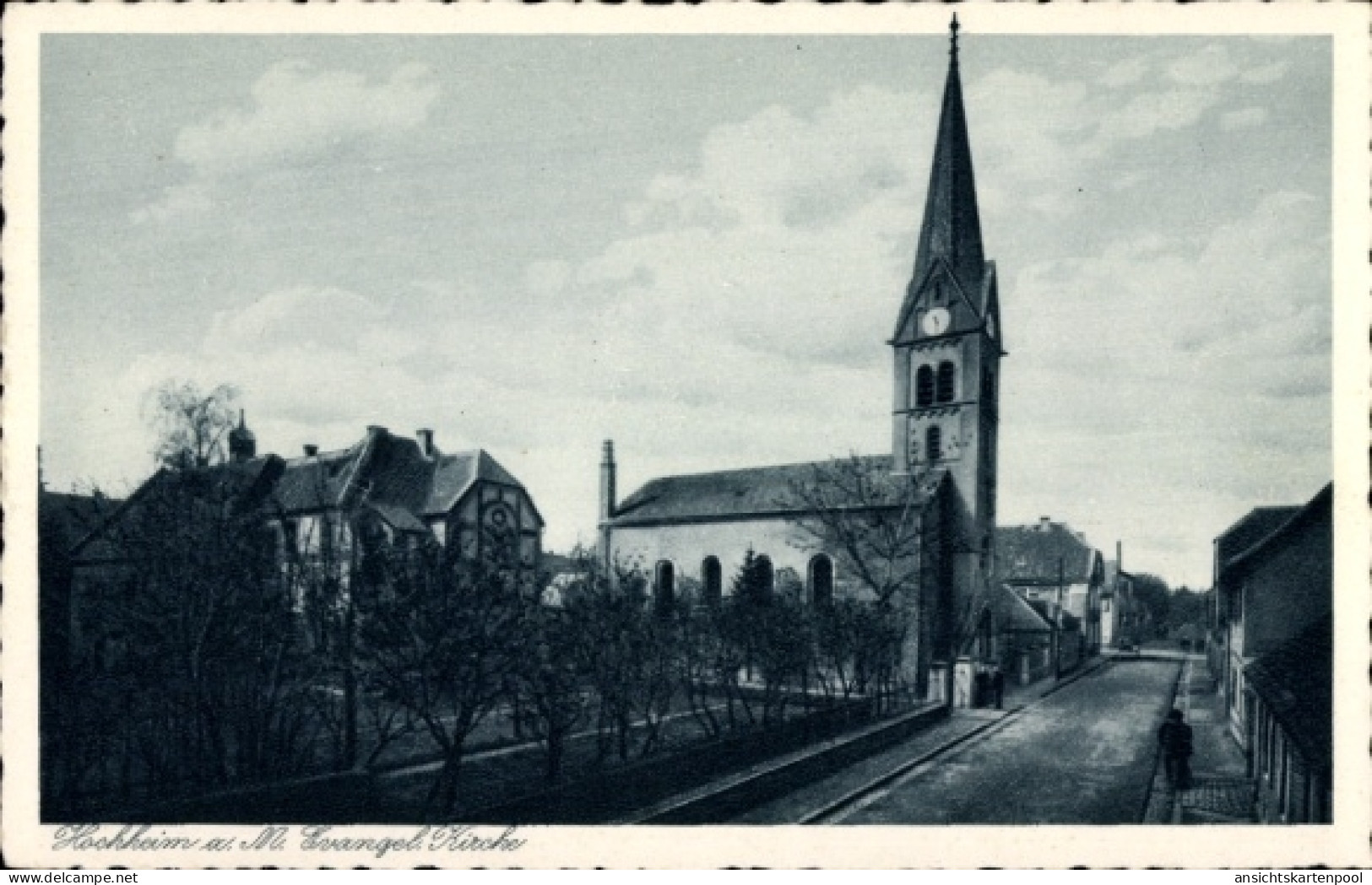CPA Hochheim am Main, Hochheim a. M., Evangelische Kirche, Straße, Bäume, keine Personen
