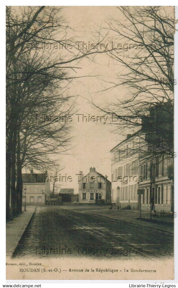 CPA Houdan Avenue de la République,  la Gendarmerie