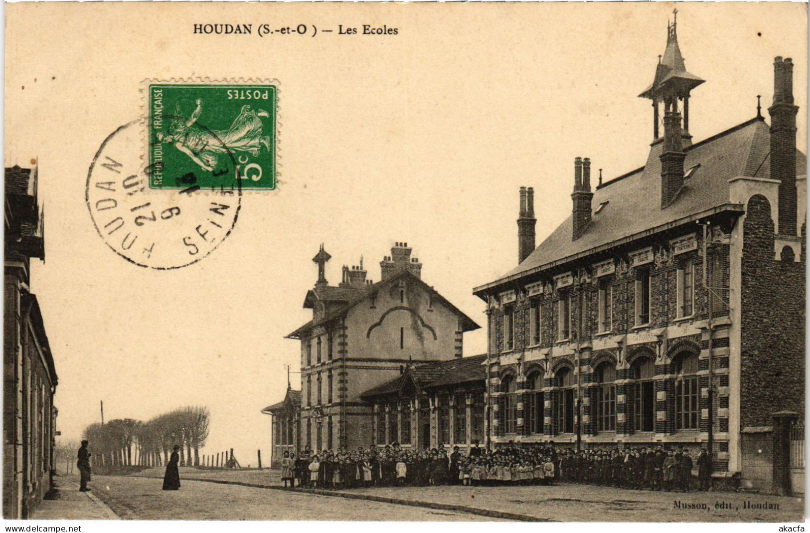 CPA HOUDAN Les Ecoles (1412233)