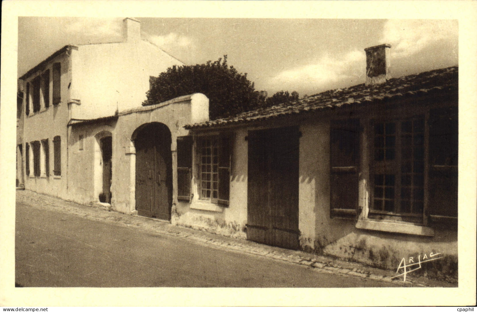 CPA Ile d'Oleron Saint Pierre Les maisons des Aieules de Pierre Loti