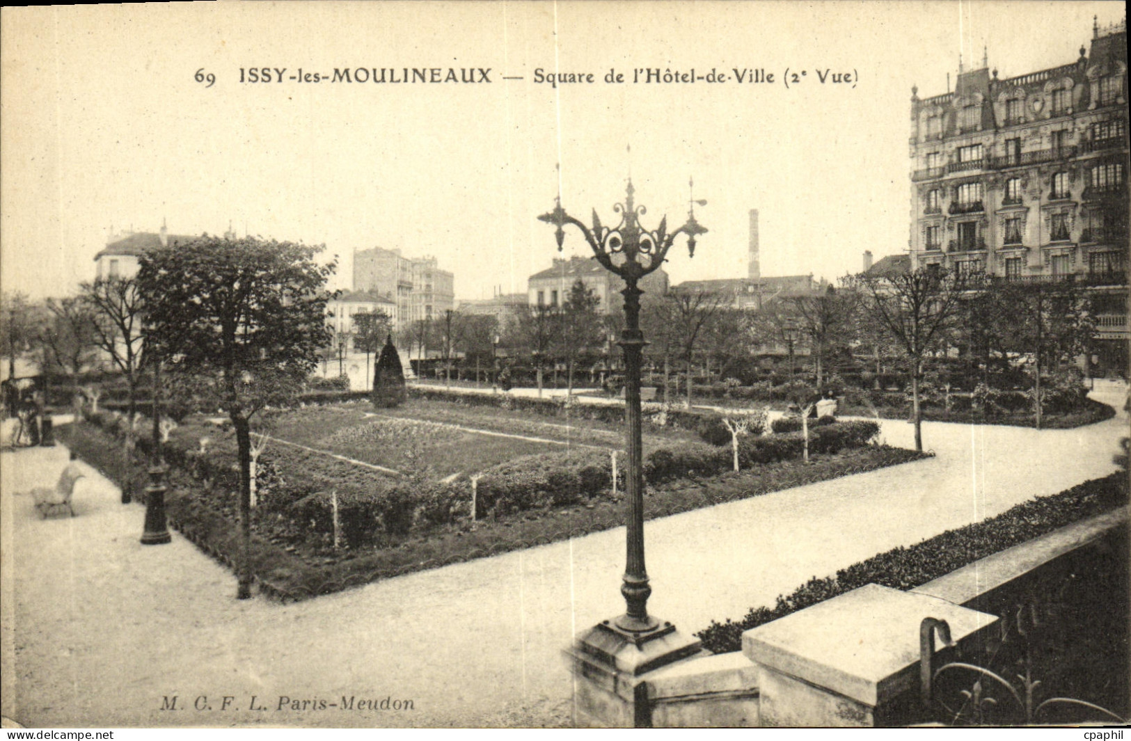 CPA Issy les Moulineaux Square de l Hotel de Ville