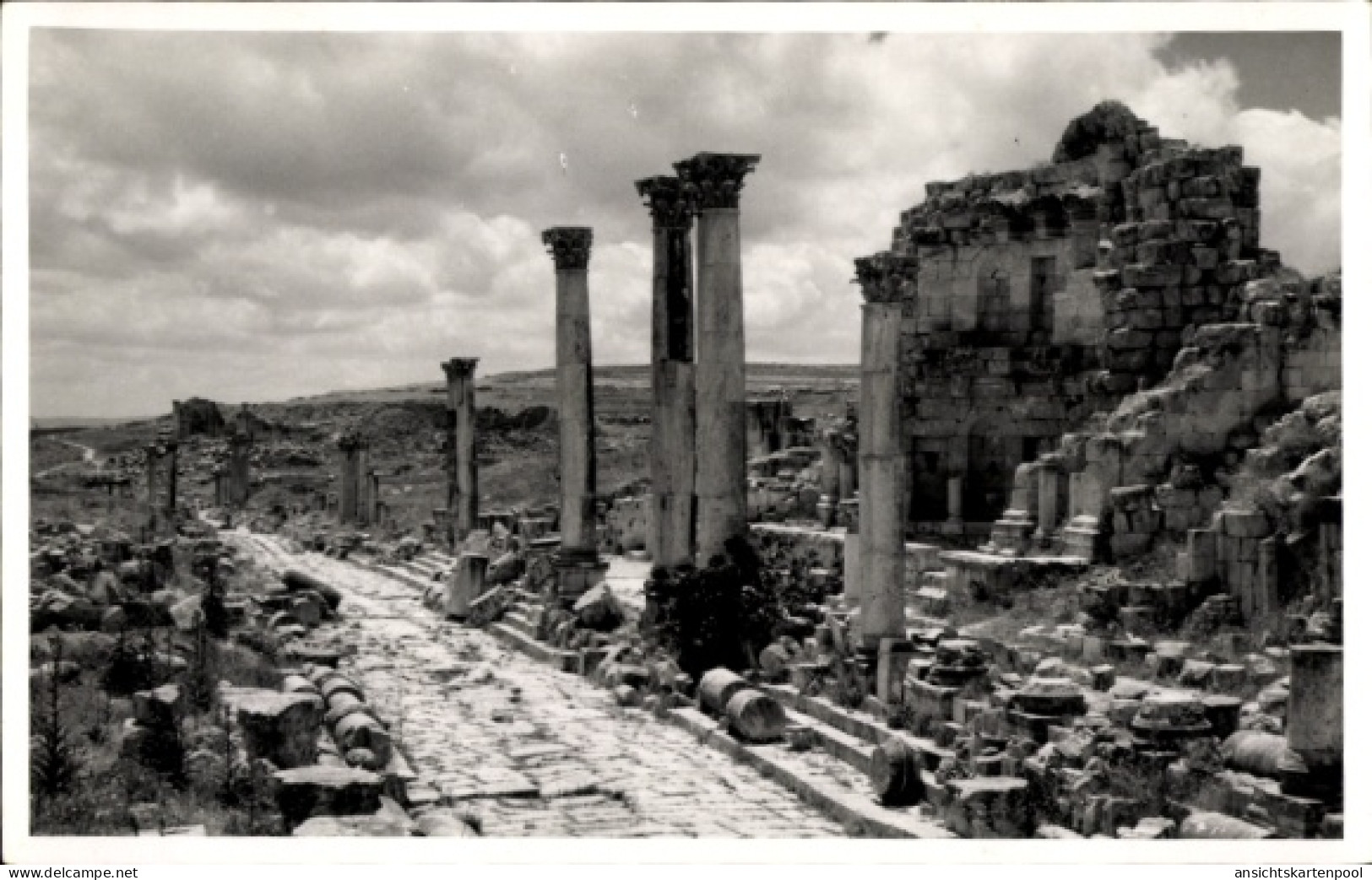 CPA Jerash Gerasa Jordanien, Gepflasterte Straße mit Säulenreihen, umgestürzte Säulenstücke, zerfa