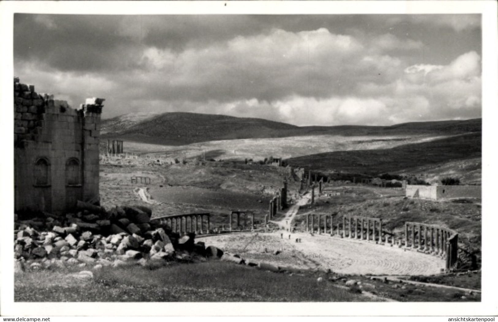 CPA Jerash Gerasa Jordanien, Kolonnadenruinen, zerstörte Fassade links, Trümmerhaufen, gewundene S