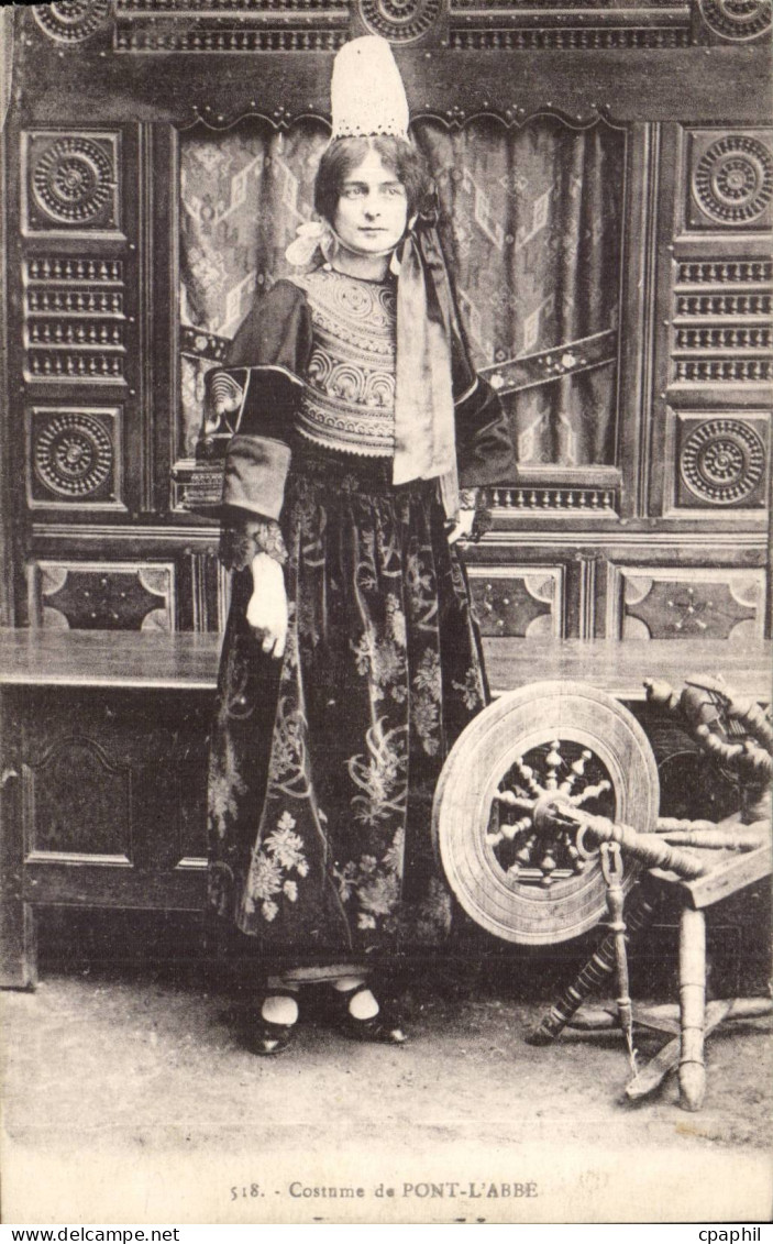 CPA Jeune fille Costume de Pont L'abbe