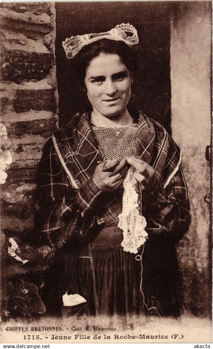 CPA Jeune Fille de la Roche-MAURICE (F. (431729)