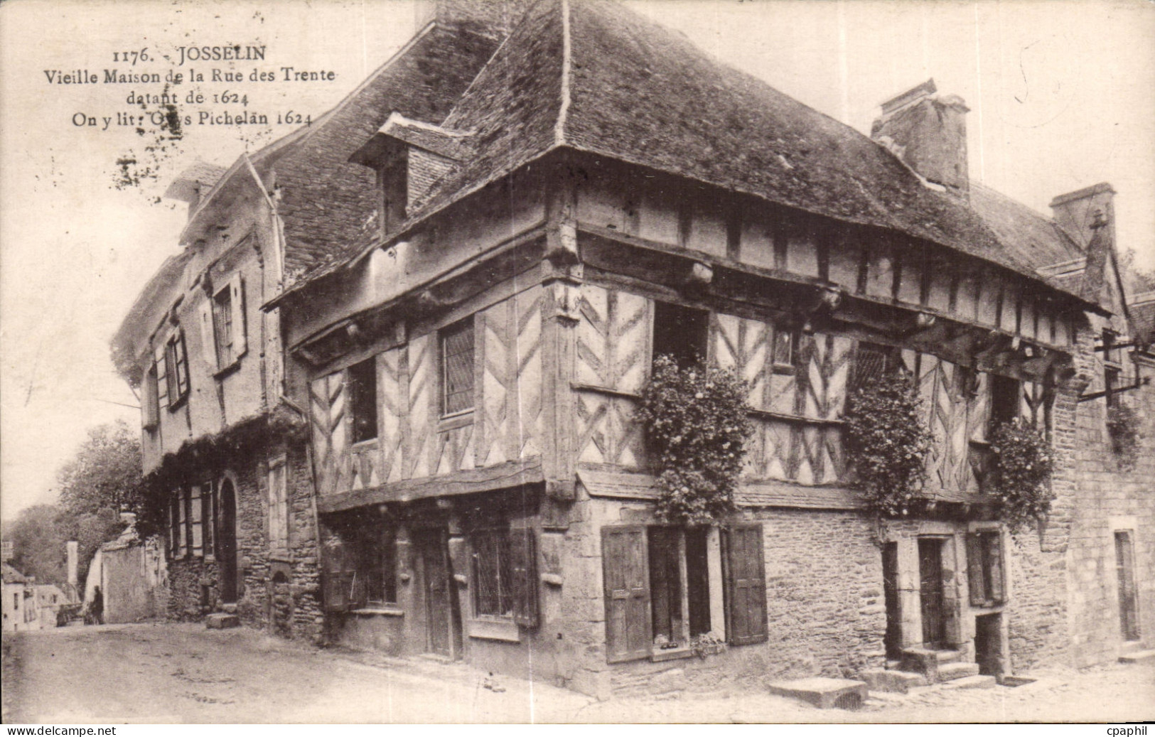 CPA Josselin Vieille Rue Bretagne des Trente