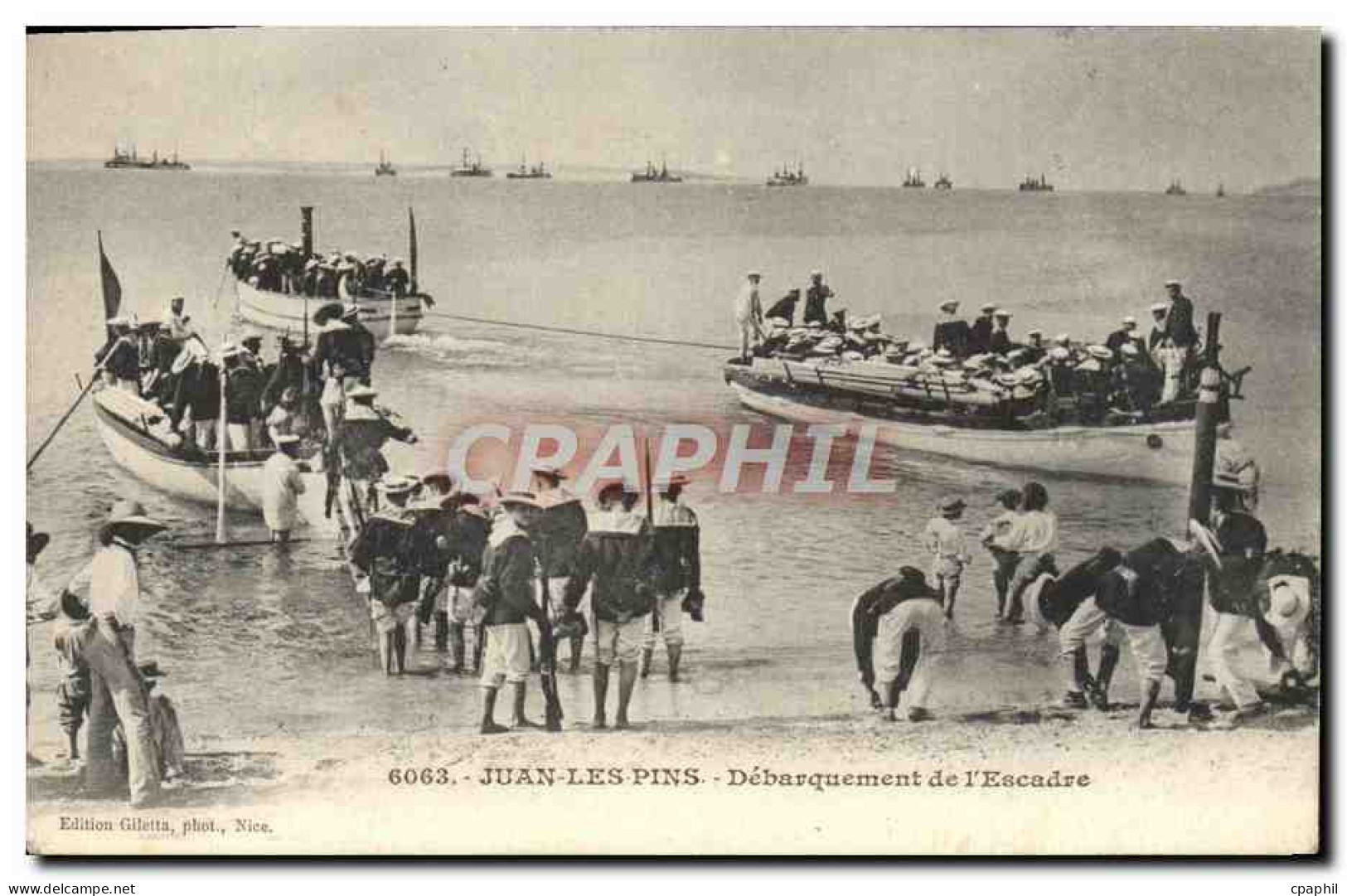CPA Juan les Pins Debarquement de l'Escadre Militaria