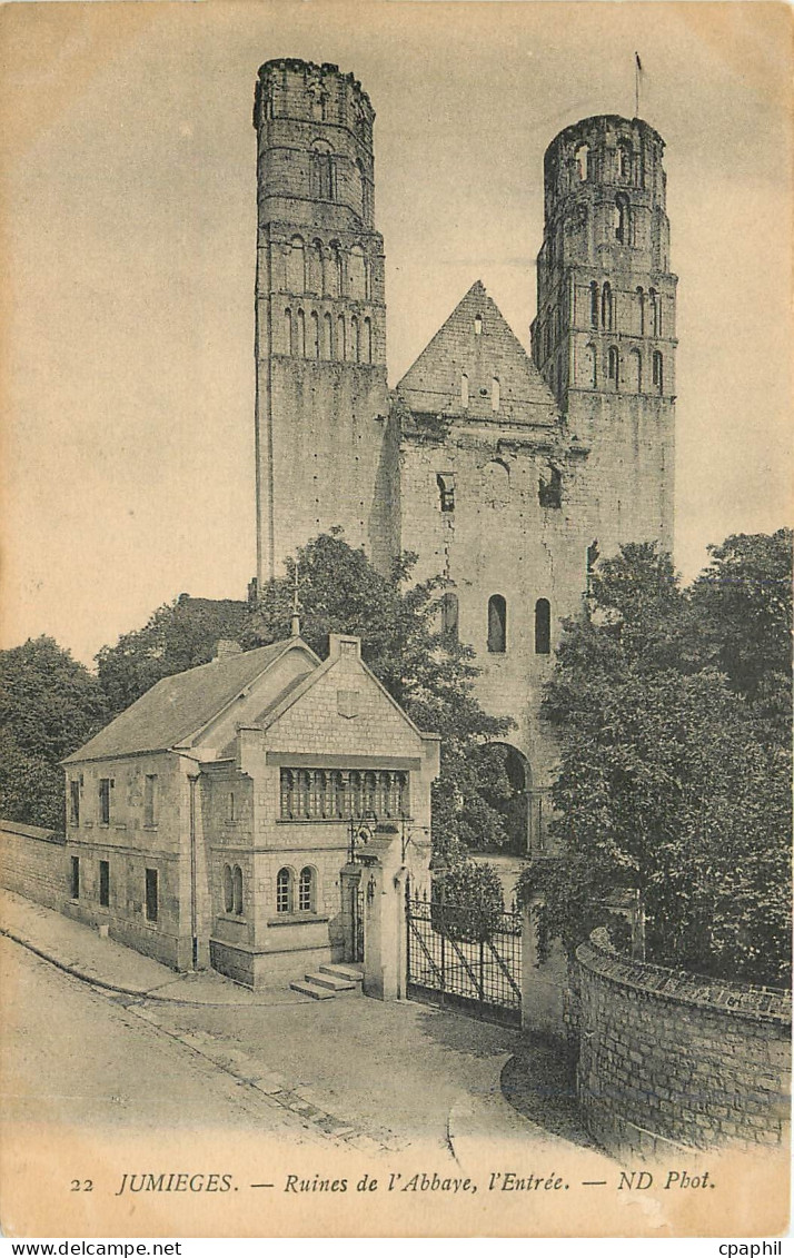 CPA Jumieges Ruines de l'Abbaye l'Entree