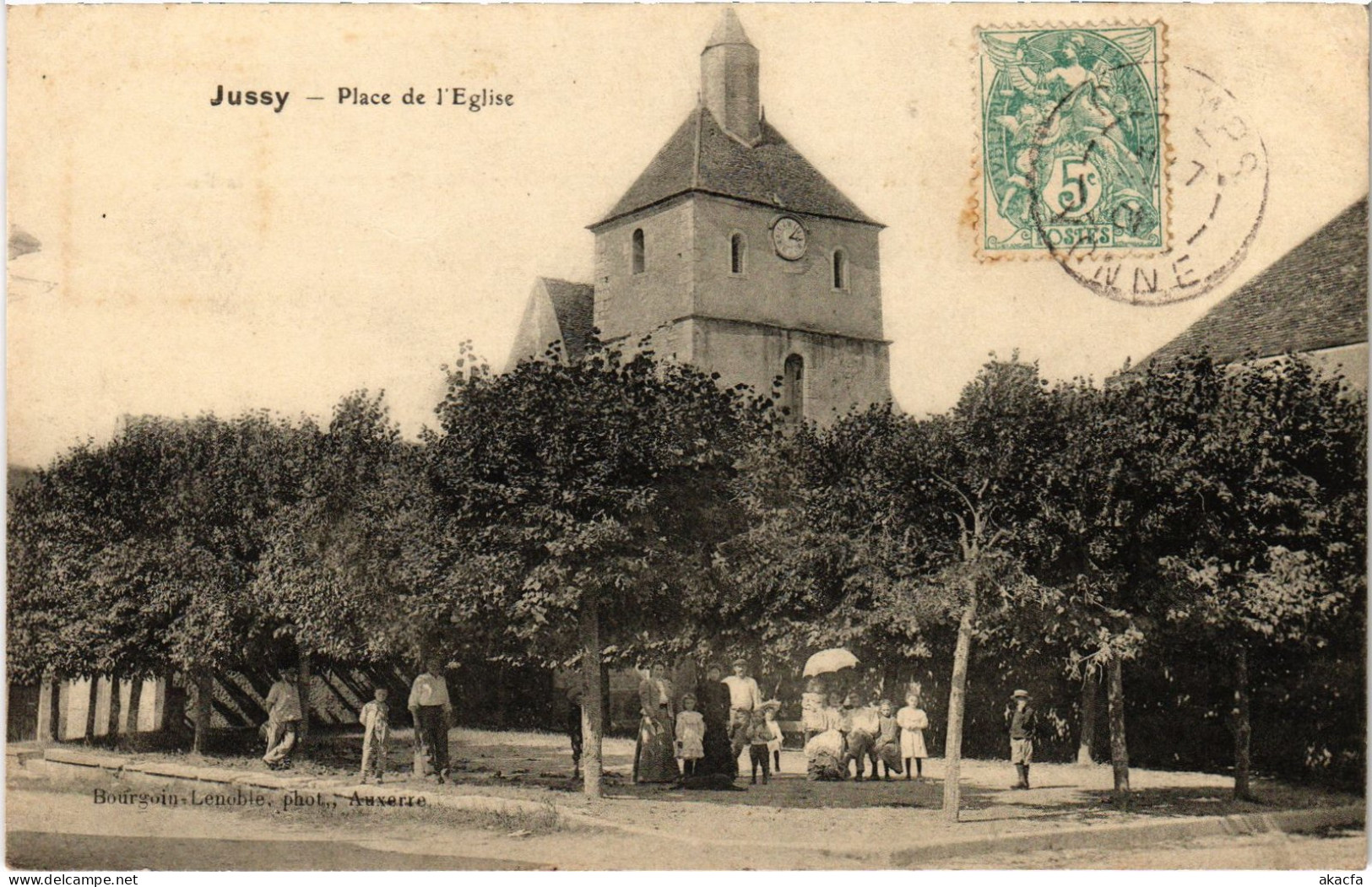 CPA Jussy Place de l'Eglise FRANCE (1451521)