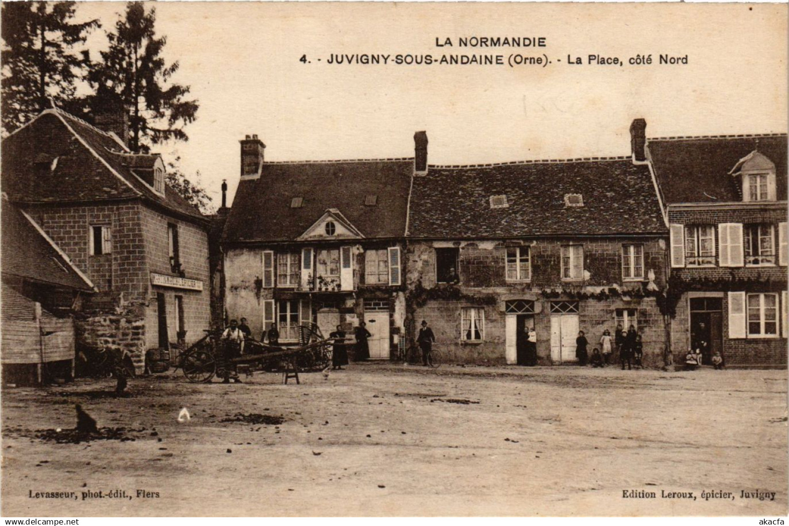 CPA Juvigny-sous-Andaine - La Place, cote Nord (259287)