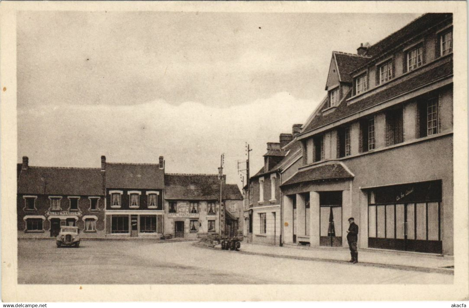 CPA Juvigny sous ANDAINE La Place de Bourg (150890)