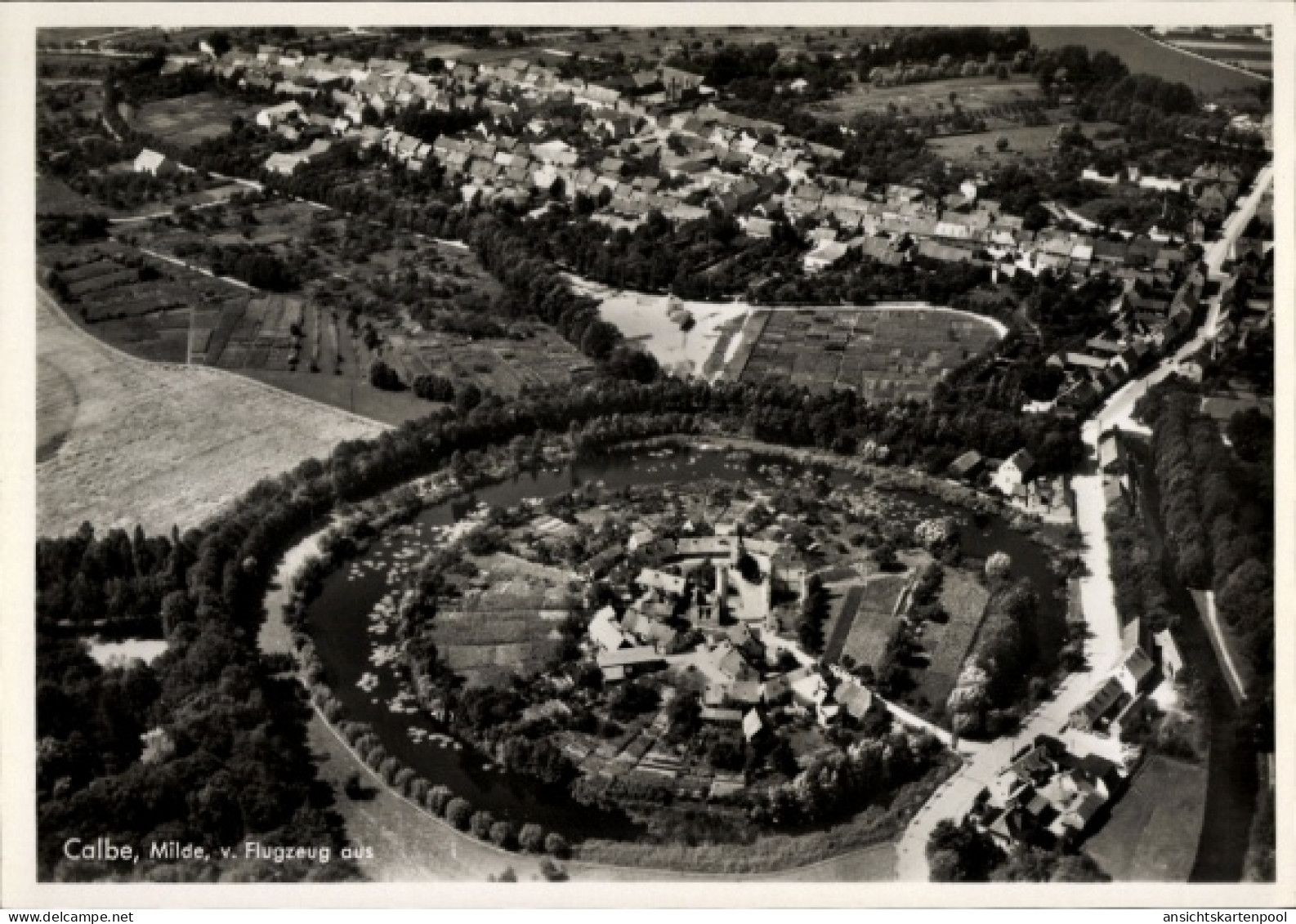 CPA Kalbe Milde in der Altmark, Luftaufnahme von Fluss, Häuser, Felder