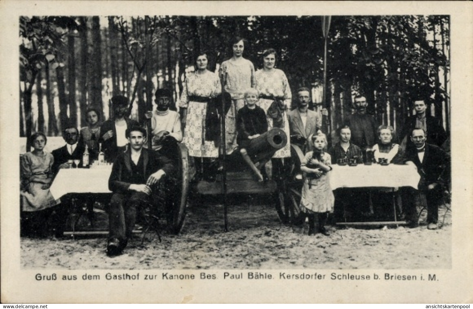 CPA Kersdorfer Schleuse Briesen in der Mark, Gasthof zur Kanone, Gäste, Gruppenbild