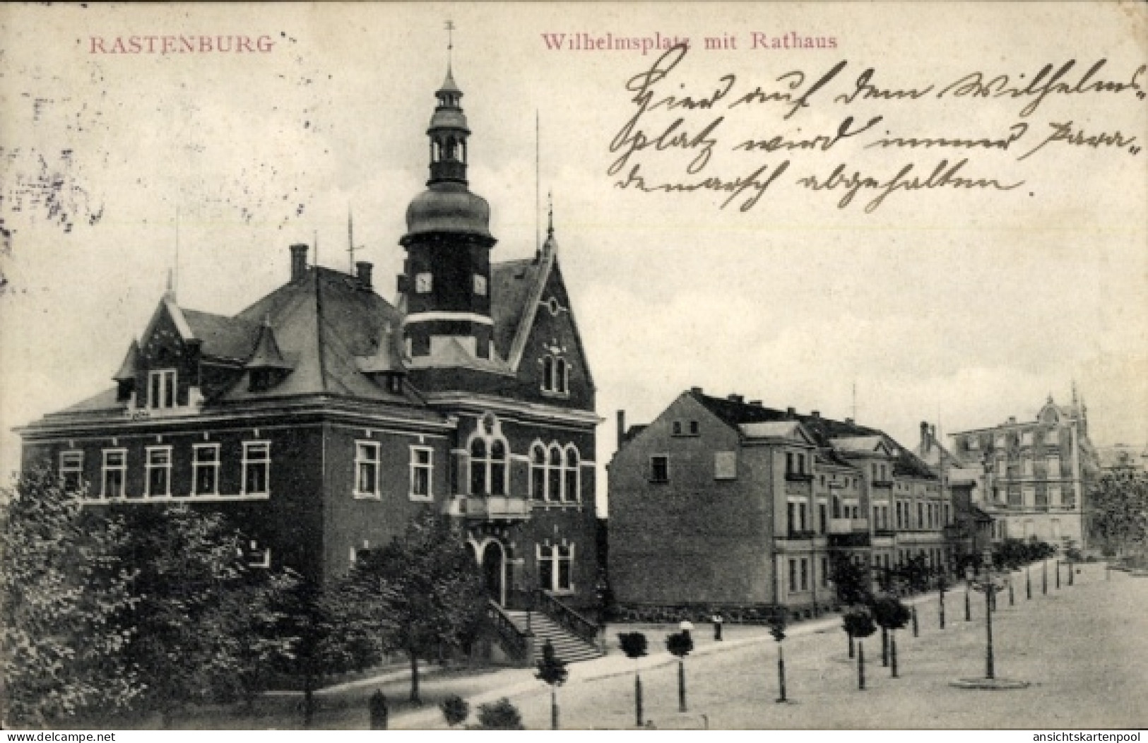 CPA Kętrzyn Rastenburg Ostpreußen, Rathaus, Wilhelmplatz, Bäume, Straßenansicht