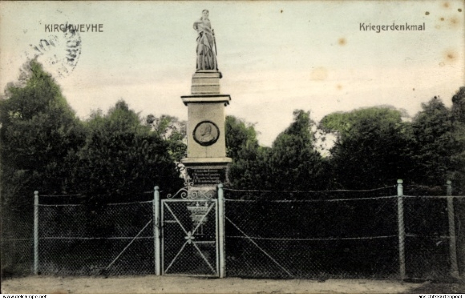 CPA Kirchweyhe Weyhe Niedersachsen, Kriegerdenkmal, Statue, Zaun, Bäume, KIRCHWEYHE