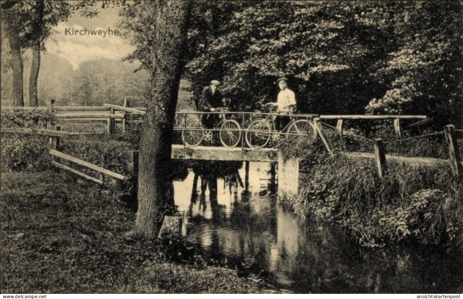 CPA Kirchweyhe Weyhe Niedersachsen, Zwei Personen mit Fahrrädern auf einer Brücke, Bach im Vorderg