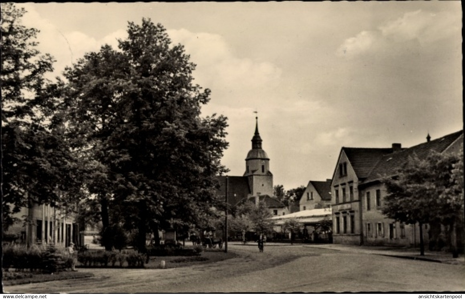 CPA Klettwitz Schipkau in der Niederlausitz, Dorfplatz, Kirche