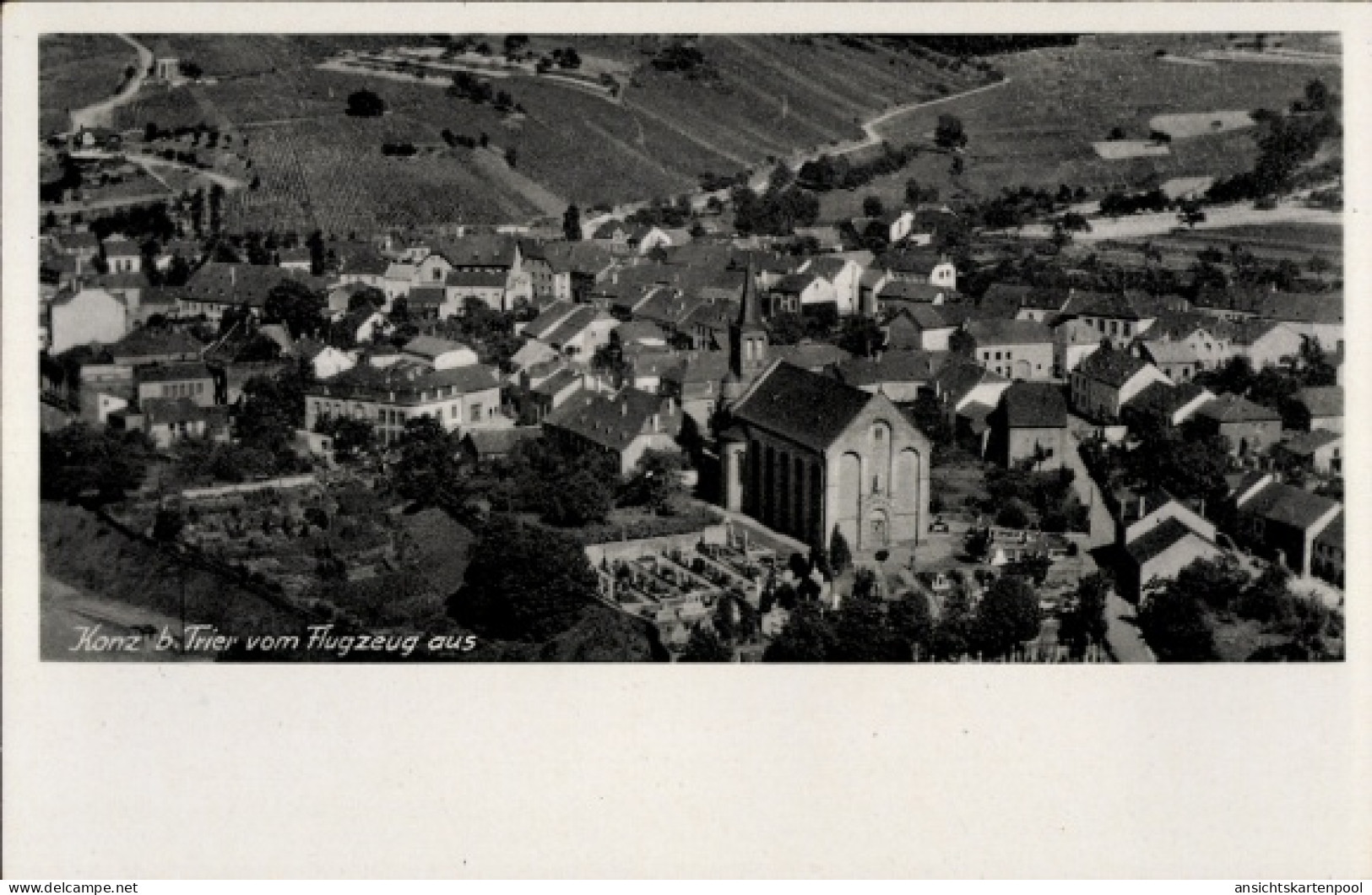 CPA Konz an der Mosel, Luftaufnahme von Konz b. Trier, Häuser, Kirche, Weinberge