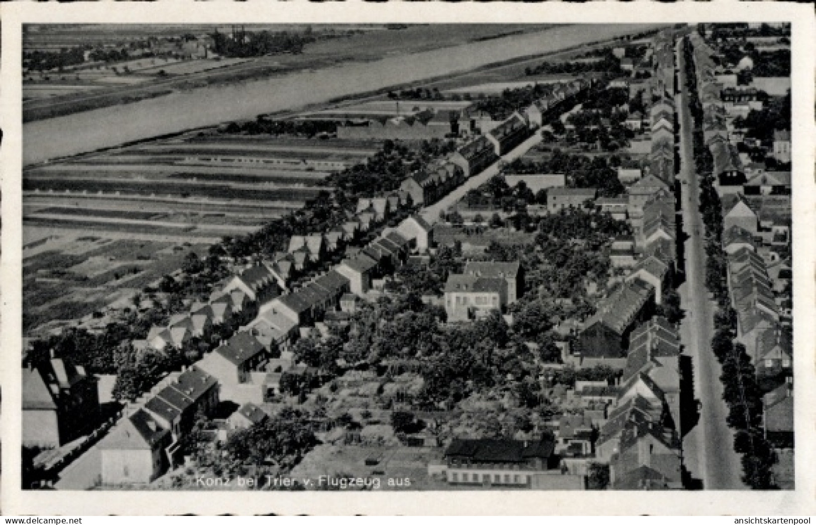 CPA Konz an der Mosel, Luftaufnahme von Konz bei Trier, Mosel, Wohngebäude, Straßenansicht