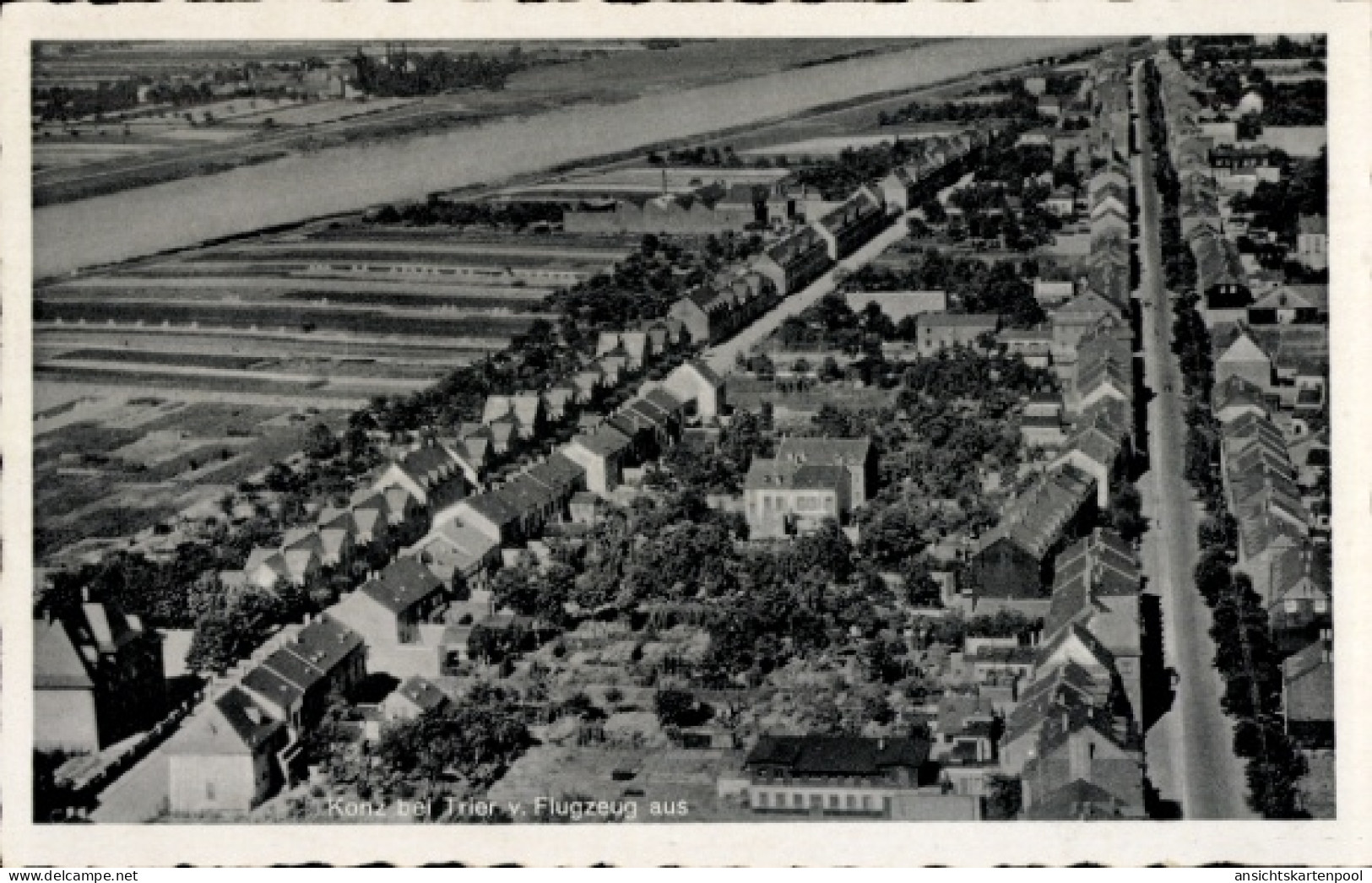 CPA Konz an der Mosel, Luftaufnahme von Konz bei Trier, Mosel, Wohngebäude, Straßenansicht