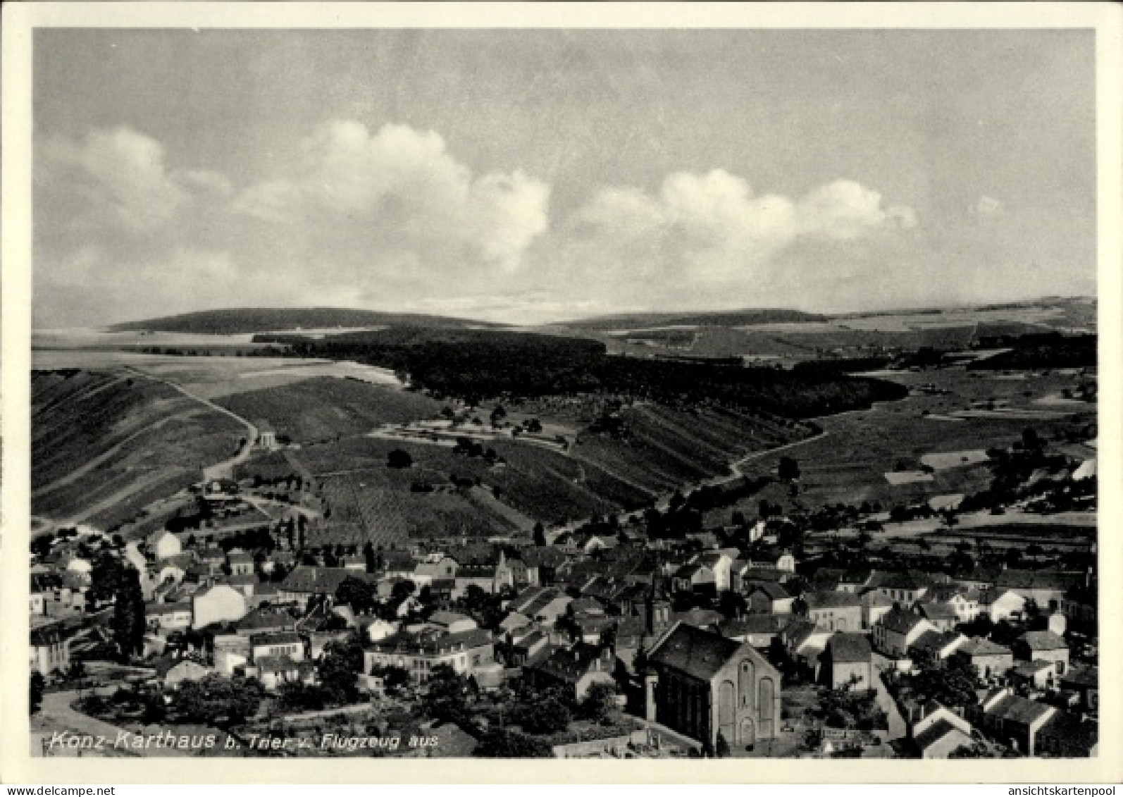 CPA Konz an der Mosel, Luftaufnahme von Konz-Karthaus, Weinberge, Häuser, Wolken