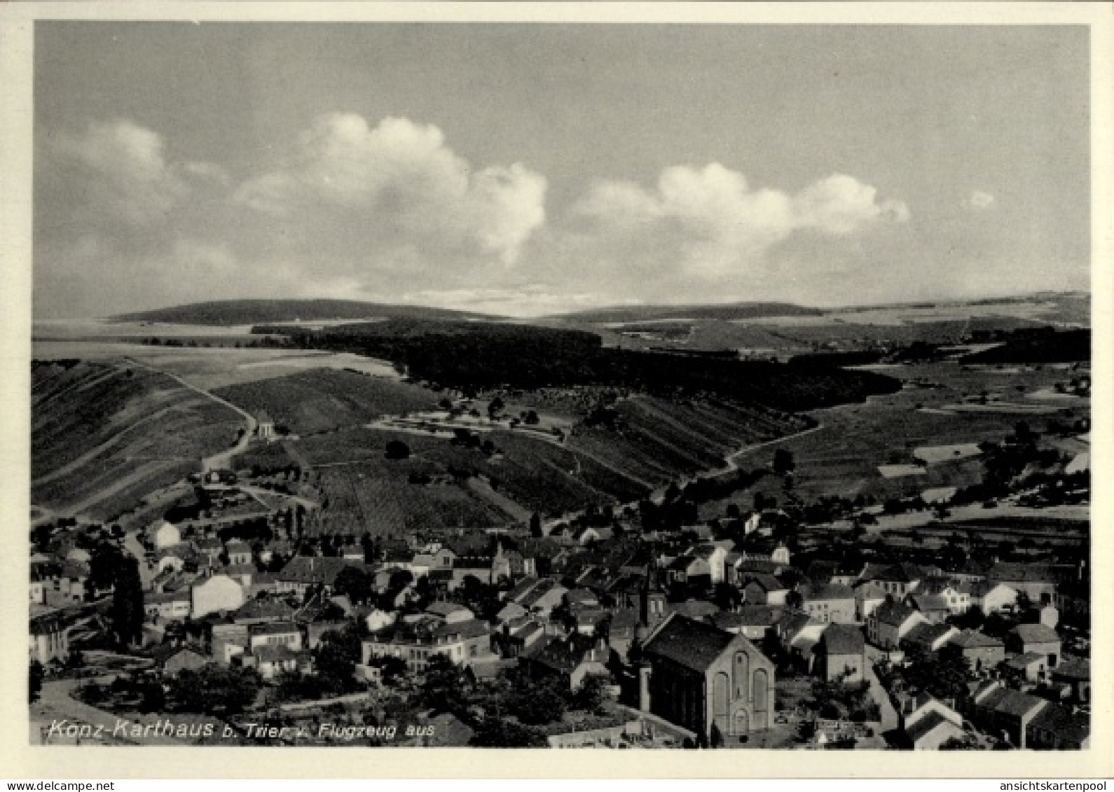 CPA Konz an der Mosel, Luftaufnahme von Konz-Karthaus, Weinberge, Häuser, Wolken